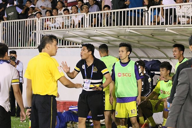 Tranh cãi trong trận đấu giữa HAGL và CLB Hà Nội.