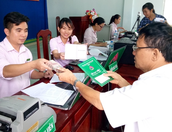 Ngân hàng Chính sách xã hội giải ngân nguồn vốn vay cho các đối tượng tại UBND xã Xuân Thiện (huyện Thống Nhất). (ảnh minh họa do Ngân hàng Chính sách xã hội tỉnh chi nhánh Đồng Nai cung cấp)