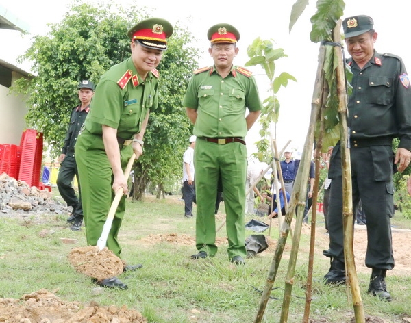 Trung tướng Phạm Quốc Cương, Tư lệnh Bộ Tư lệnh Cảnh sát cơ động, Bộ Công an (ngoài cùng bên trái) tiến hành trồng mới cây xanh tại khuôn viên của Trung đoàn Cảnh sát cơ động Đông Nam bộ.