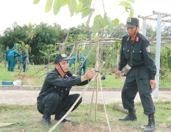 Chiến sĩ Trung đoàn Cảnh sát cơ động Đông Nam bộ (ấp Thiên Bình, xã Tam Phước, TP.Biên Hòa) trồng cây ngay sau lễ phát động “Tết trồng cây đời đời nhớ ơn Bác Hồ” năm 2018.