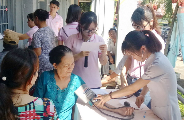 Thầy thuốc trẻ tham gia khám bệnh cho người dân ở xã Trung Hòa, huyện Trảng Bom (Ảnh: Tỉnh đoàn cung cấp)