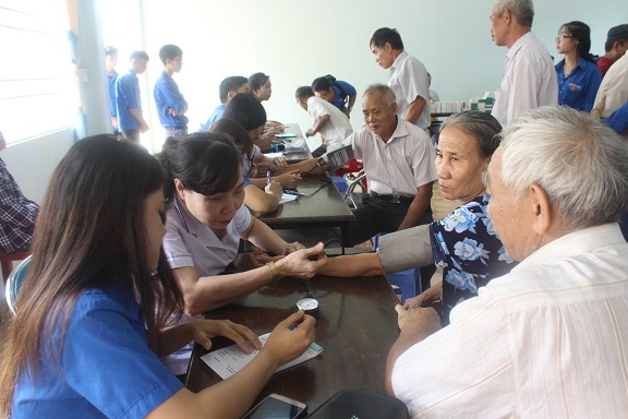 Các y, bác sĩ đang tiến hành khám bệnh cho người dân trên địa bàn phường Long Bình Tân, TP.Biên Hòa