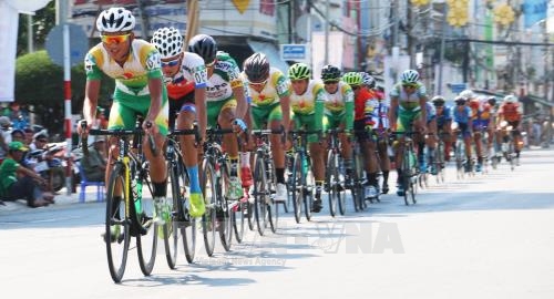  Các vận động viên thi đấu chặng 11 vòng quanh thành phố Long Xuyên, An Giang với cự ly 30 km. Ảnh: TTXVN