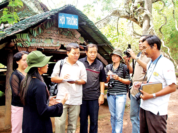 Tổng biên tập Báo Đồng Nai Trần Huy Thanh (giữa) cùng các phóng viên Báo Đồng Nai tác nghiệp tại Khu di tích Căn cứ Tà Thiết (tỉnh Bình Phước) trong đợt thực hiện loạt phóng sự về đường Hồ Chí Minh năm 2009.