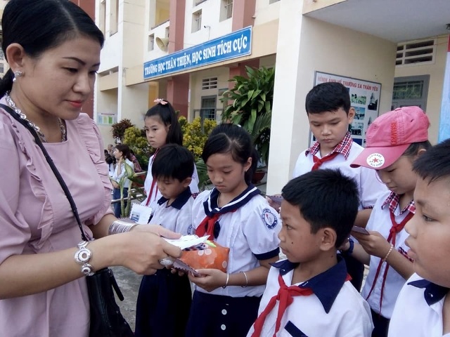 Mạnh thường quân trao tiền khuyến học cho học sinh từ phong trào nuôi heo đất khuyến học