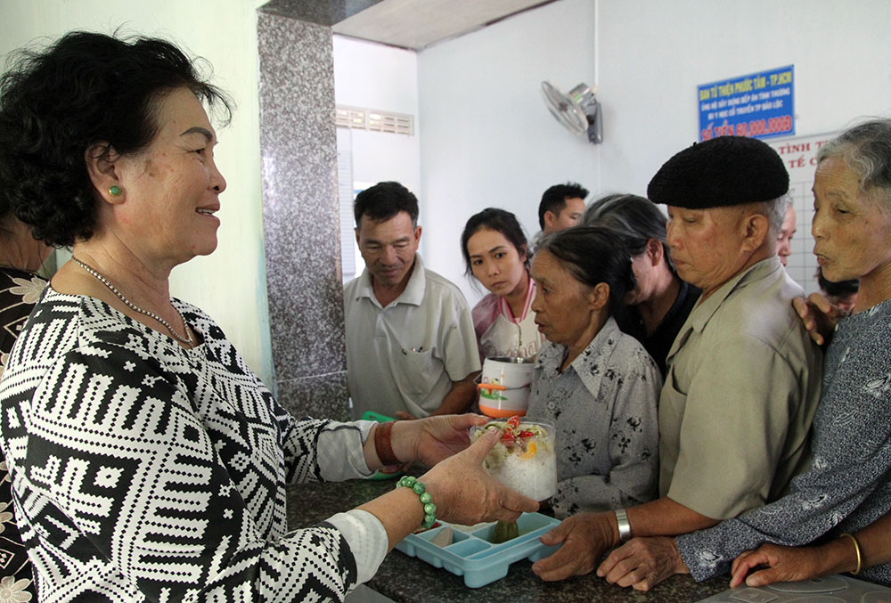Phát cơm từ thiện cho bệnh nhân tại Bệnh viện YHCT Bảo Lộc. Ảnh: Ð.Anh