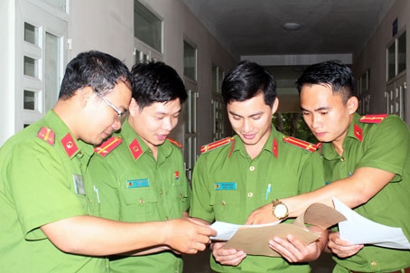 Trung úy Nguyễn Hữu Quân (thứ 2 từ trái qua), trinh sát Phòng Cảnh sát hình sự Công an tỉnh, trao đổi với đồng nghiệp về nghiệp vụ. Ảnh: N.SƠN