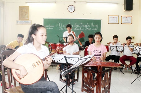 Học sinh Lâm Thị Kim Hồng, Trường trung cấp văn hóa - nghệ thuật Đồng Nai, đang tập luyện cùng với các bạn.