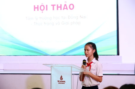 Học sinh phát biểu tại buổi hội thảo.