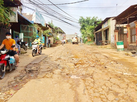 Đường Lê Ngô Cát ở phường Tân Hòa hư hỏng nặng nề.