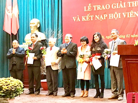 Bác sĩ, nhà thơ Nguyễn Đức Phước, Giám đốc Trung tâm y tế huyện Trảng Bom (thứ 2 từ trái qua), tại lễ kết nạp hội viên mới của Hội Nhà văn Việt Nam.