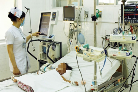 Một bé bị ho nhưng mẹ làm theo chỉ dẫn trên mạng cho uống nước lá cỏ mực, dẫn đến biến chứng sang viêm phổi nặng đang được cấp cứu tại Bệnh viện nhi đồng Đồng Nai.