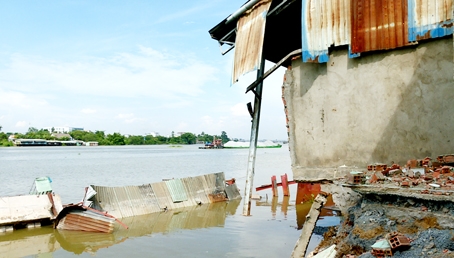 Vụ sạt lở cũng đã khiến nhà dân có nguy cơ sụp xuống lòng sông bất cứ lúc nào.