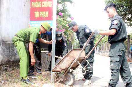 Đoàn viên, thanh niên khối lực lượng vũ trang ra quân trồng các biển tuyên truyền phòng, chống tội phạm tại huyện Long Thành. Ảnh: N.Sơn