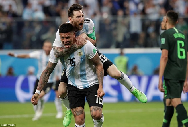 Messi và Rojo thay nhau lập công giúp Argentina vào vòng 1/8.