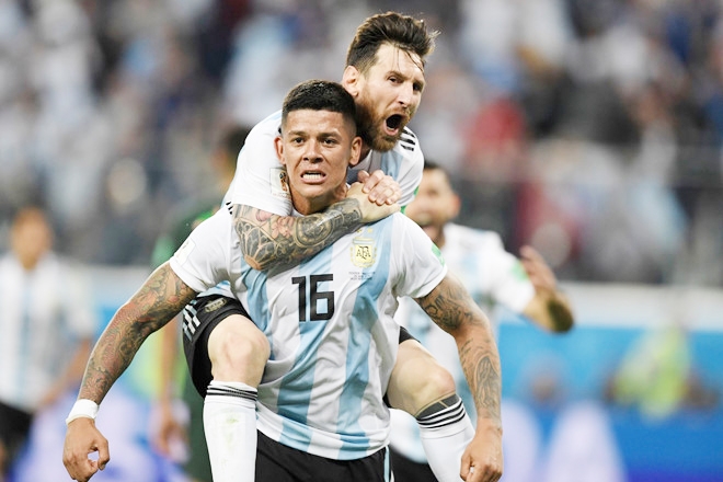 Marcos Rojo (16) đã giải cứu Argentina, giúp Messi tránh viễn cảnh bị loại ngay từ vòng bảng World Cup.