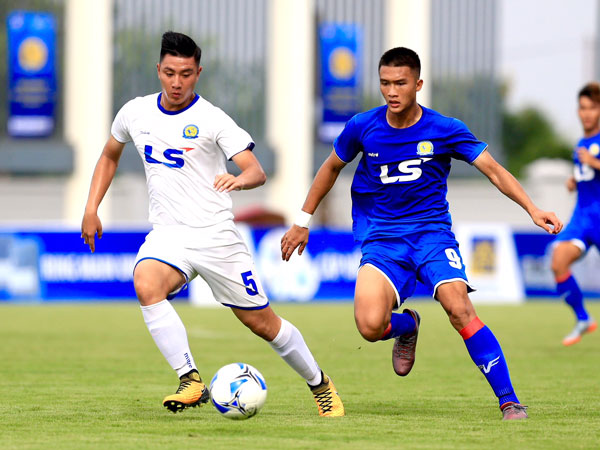 Võ Nguyên Hoàng mang áo số 9 lập hattrick giúp PVF đánh bại Becamex Bình Dương 3-0