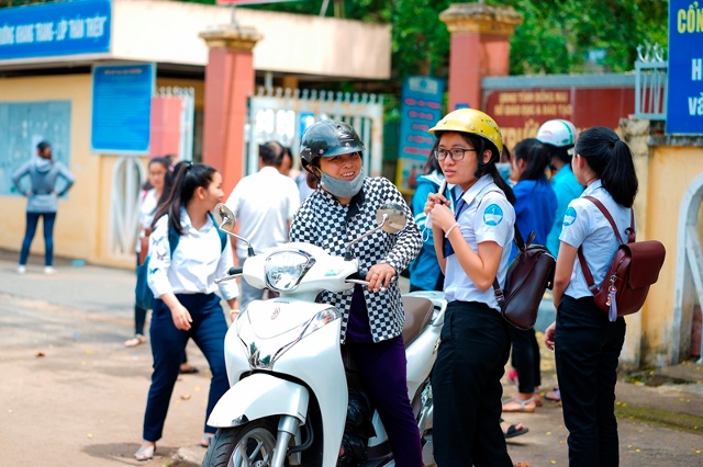 Phụ huynh động viên con sau buổi thi tại điểm thi Trường THPT Đoàn Kết (huyện Tân Phú) 