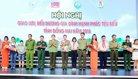 Để có được hạnh phúc trong hôn nhân, mỗi thành viên trong gia đình phải cùng cố gắng vun đắp. Trong ảnh: Những gia đình hạnh phúc được tuyên dương trong Ngày Gia đình Việt Nam (28-6). Ảnh: Văn Truyên