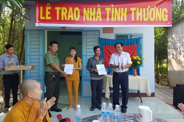 Tặng nhà tình thương cho hộ nghèo