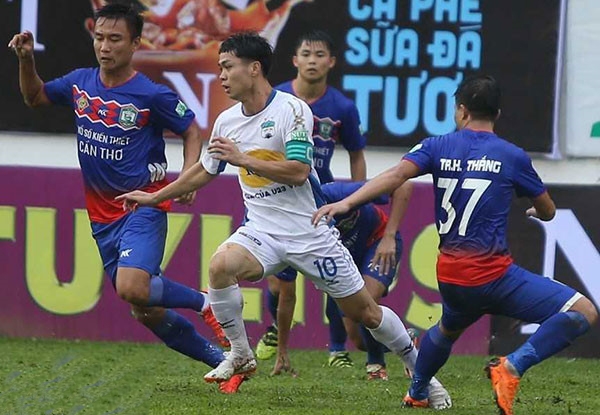 Trận đấu giữa CLB Cần Thơ và HAGL (áo trắng) ở vòng 19 V.League 2018.