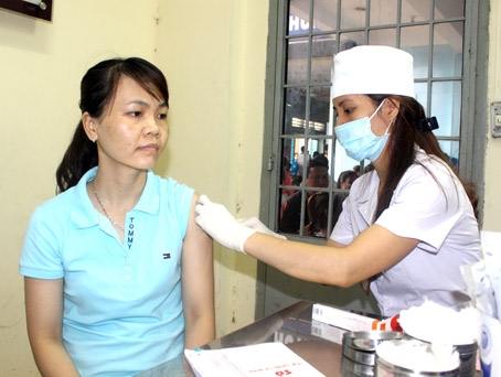 Người dân đến tiêm vaccine phòng bệnh cúm tại Trung tâm y tế dự phòng Đồng Nai. Ảnh: H.DUNG