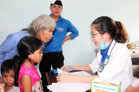 Các thành viên Câu lạc bộ thầy thuốc trẻ Bệnh viện nhi đồng Đồng Nai khám bệnh, cấp thuốc cho người dân.