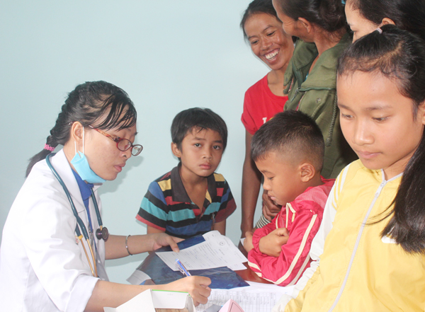 Các thành viên câu lạc bộ thầy thuốc trẻ Bệnh viện nhi Đồng Nai khám bệnh, cấp thuốc cho người dân