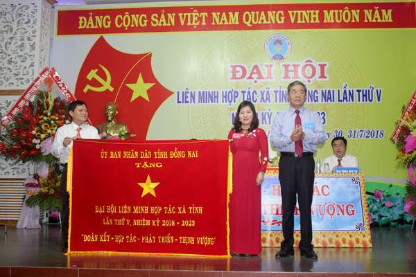 Phó chủ tịch UBND tỉnh Nguyễn Quốc Hùng tặng bức  trướng của UBND tỉnh cho Liên minh hợp tác xã tỉnh.