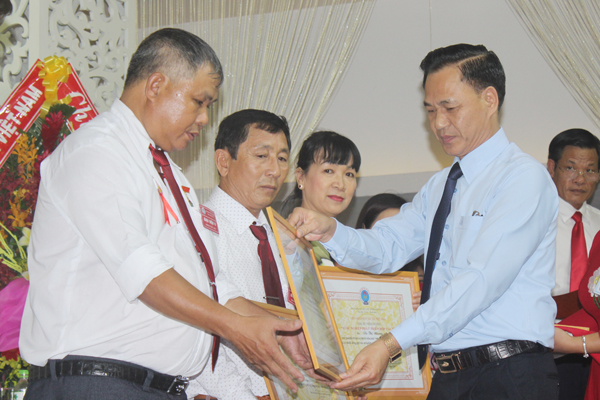 Phó chủ tịch thường trực Liên minh hợp tác xã Việt Nam Nguyễn Mạnh Cường trao kỷ niệm chương của Liên minh hợp tác xã Việt Nam