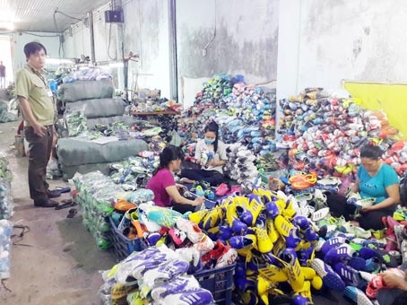 Cơ quan chức năng phát hiện Cơ sở gia công giày thể thao của ông Vũ Hồng Niên đang sản xuất giày thể thao giả nhãn hiệu Nike và Adidas. Ảnh: Lê Lâm