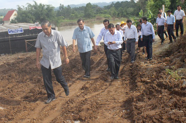 Phó bí thư Tỉnh ủy Trần Văn Tư (đi đầu) cùng đoàn công tác kiểm tra việc thi công dự án cầu Tà Lài. 