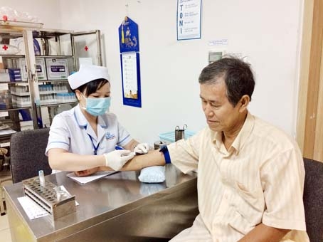 Nhân viên Khoa Huyết học Bệnh viện đa khoa Đồng Nai lấy máu bệnh nhân để xét nghiệm tìm bệnh. Ảnh: P.LIỄU