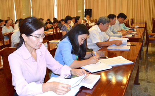 Cán bộ, công chức, viên chức các cơ quan khối Đảng, Mặt trận, đoàn thể và cơ quan đơn vị của tỉnh tham gia tập huấn công tác văn thư lưu trữ tháng 7-2018.
