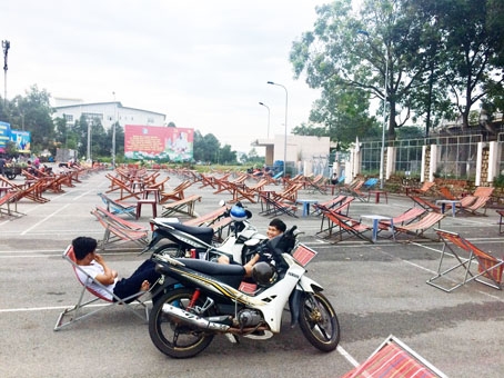 Hàng quán bủa vây sân vận động Đồng Nai