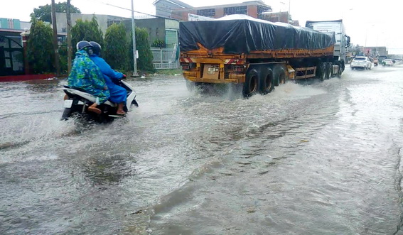 Ngập lụt trên tuyến QL 20 đoạn qua địa bàn ấp Bạch Lâm, xã Gia Tân 2