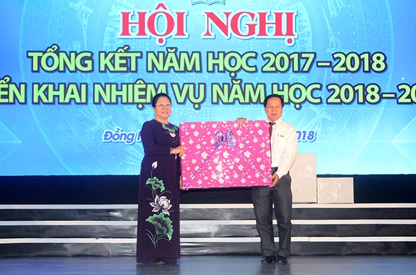 Giám đốc Sở GD-ĐT Huỳnh Lệ Giang tặng quà cho các cán bộ quản lý nghỉ hưu
