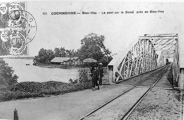 Cầu Ghềnh đầu thế kỷ 20, nơi có tuyến đường bộ lẫn đường sắt đi qua, thuận lợi cho du lịch.