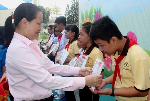 Bà Ngô Thị Hoàng Oanh, giám đốc Nhà thiếu nhi tỉnh trao giấy khen cho các cá nhân tích cực tham gia và đạt thành tích xuất sắc trong các hoạt động hè 2018