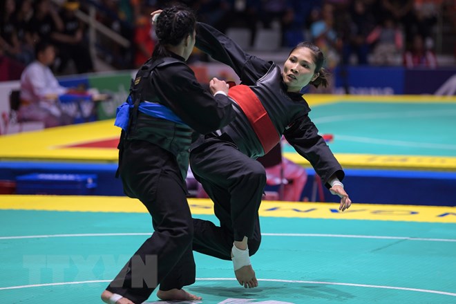 Võ sỹ Hoàng Thị Loan (phải) thi đấu trước đối thủ Philippine Precious Jade Borre tại tứ kết Pencak Silat hạng cân 55-60kg dành cho nữ ASIAD 2018 diễn ra ở Jakarta, Indonesia ngày 25/8.(Ảnh: AFP/TTXVN)