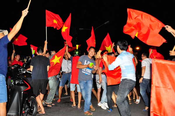 Gần 1 giờ sáng, ngày 28-8, nhiều thanh niên xuống đường nhảy múa mừng chiến thắng của đội tuyển U23 Việt Nam.