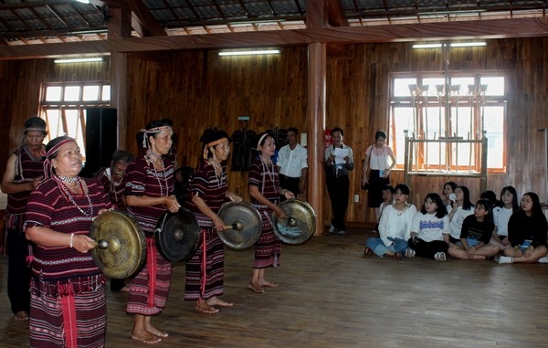 Các nghệ nhân cồng chiêng ở xã Túc Trưng (huyện Định Quán) biểu diễn cồng chiêng trong chương trình giao lưu với đoàn thanh thiếu niên tỉnh Gyeongnam