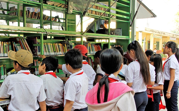 Học sinh tại xã Xuân Thiện (huyện Thống Nhất) tham gia hoạt động trong chương trình chuyến xe sách thông minh do Thư viện tỉnh tổ chức.  ảnh: Thanh Giang