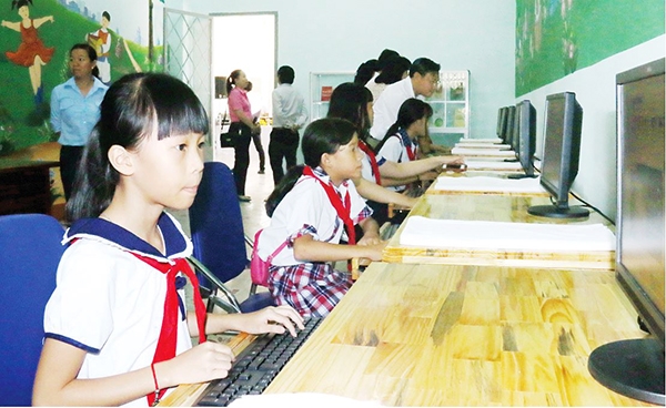 Học sinh huyện Xuân Lộc truy cập Internet tìm kiếm sách tại phòng Thư Viện sách ở Nhà thiếu nhi huyện Xuân Lộc.