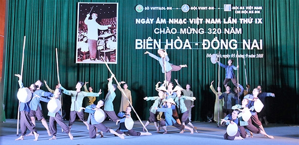 Ca sĩ, diễn viên Đoàn Ca múa nhạc Đồng Nai thể hiện tiết mục ca múa Tiếng vọng ngàn xưa trong chương trình.