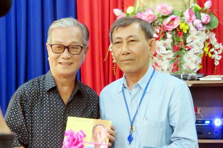 Nhạc sĩTrần Viết Bính trao tặng tài liệu tượng trương cho đại diện Bảo tàng tỉnh Đồng Nai 