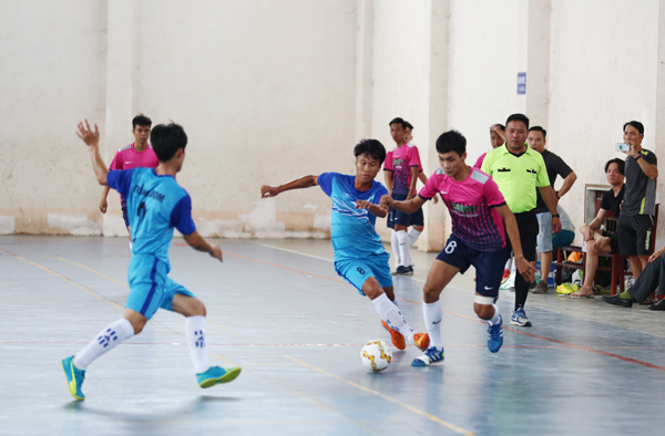 Chủ nhà huyện Trảng Bom (áo xanh) giành chiến thắng 3-1 trước huyện Thống Nhất ở trận ra quân tại bảng A.
