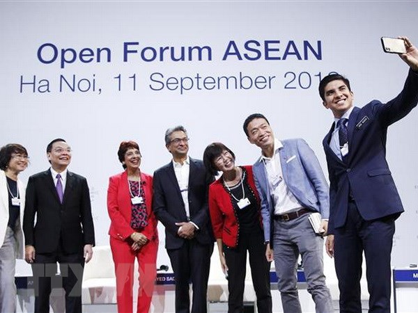 Bộ trưởng Bộ Khoa học và Công nghệ Chu Ngọc Anh (thứ hai từ trái sang) cùng các đại biểu chụp ảnh selfie bằng điện thoại sau khi dự diễn đàn. (Ảnh: Lâm Khánh/TTXVN)