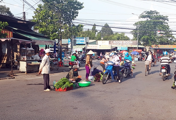 Người dân họp chợ, dừng xe ngay giữa lòng đường tại đầu đường Nguyễn Văn Tiên, đoạn giao nhau với đường Đồng Khởi (TP.Biên Hòa).