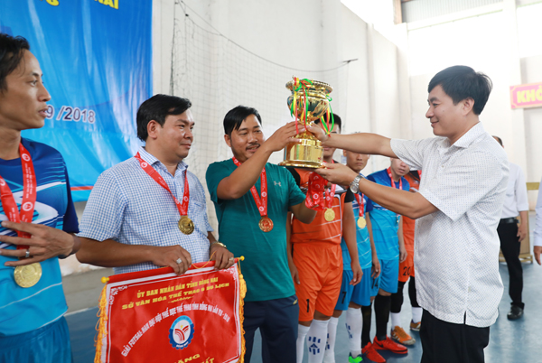 Phó chủ tịch UBND huyện Trảng Bom Lê Ngọc Tiên trao cúp vô địch cho đội chủ nhà.